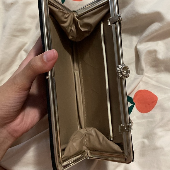 Vintage clutch with flower clasp - Picture 8 of 9